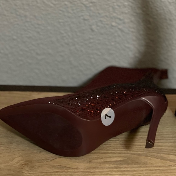Steve Madden (sizes avail 7, 7.5 8)
Pull-on style
Color Burgundy - Picture 5 of 7